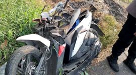 Sepeda motor korban sebelum dievakuasi petugas dari TKP, Jalan RAya Cangkringrandu, Kecamatan Perak, Kabupaten Jombang.