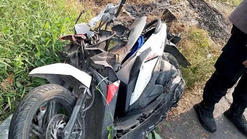 Sepeda motor korban sebelum dievakuasi petugas dari TKP, Jalan RAya Cangkringrandu, Kecamatan Perak, Kabupaten Jombang.