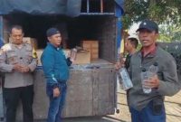 Truk pengangkut miras dari Bali saat diamankan di Polsek Jogoroto, Jombang.