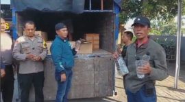 Truk pengangkut miras dari Bali saat diamankan di Polsek Jogoroto, Jombang.