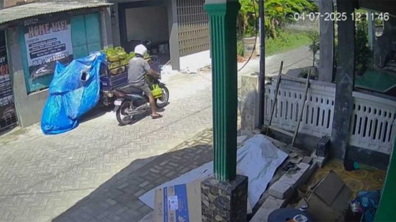 Tangkapan layar rekaman CCTV yang memperlihatkan aksi pencurian tabung gas elpiji di Dusun Pojok, Desa Plumbongambang, Kecamatan Gudo, Jombang.