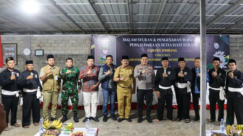 Kapolres Jombang bersama Forkompinda setempat usai pengamanan pengesahan warga baru PSHT di Plandi, Jombang.