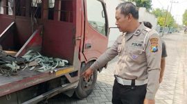 Polisi melakukan olah TKP kecelakaan truk dengan sepeda motor di Jalan Raya Desa Bawangan, Kecamatan Ploso, Kabupaten Jombang, Sabtu (5/7/2025)