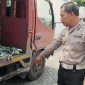 Polisi melakukan olah TKP kecelakaan truk dengan sepeda motor di Jalan Raya Desa Bawangan, Kecamatan Ploso, Kabupaten Jombang, Sabtu (5/7/2025)