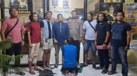 Pria asal Jombang yang tertangkap warga di Lamongan (membelakangi) gegara mencuri motor, saat diamankan polisi Lamongan.