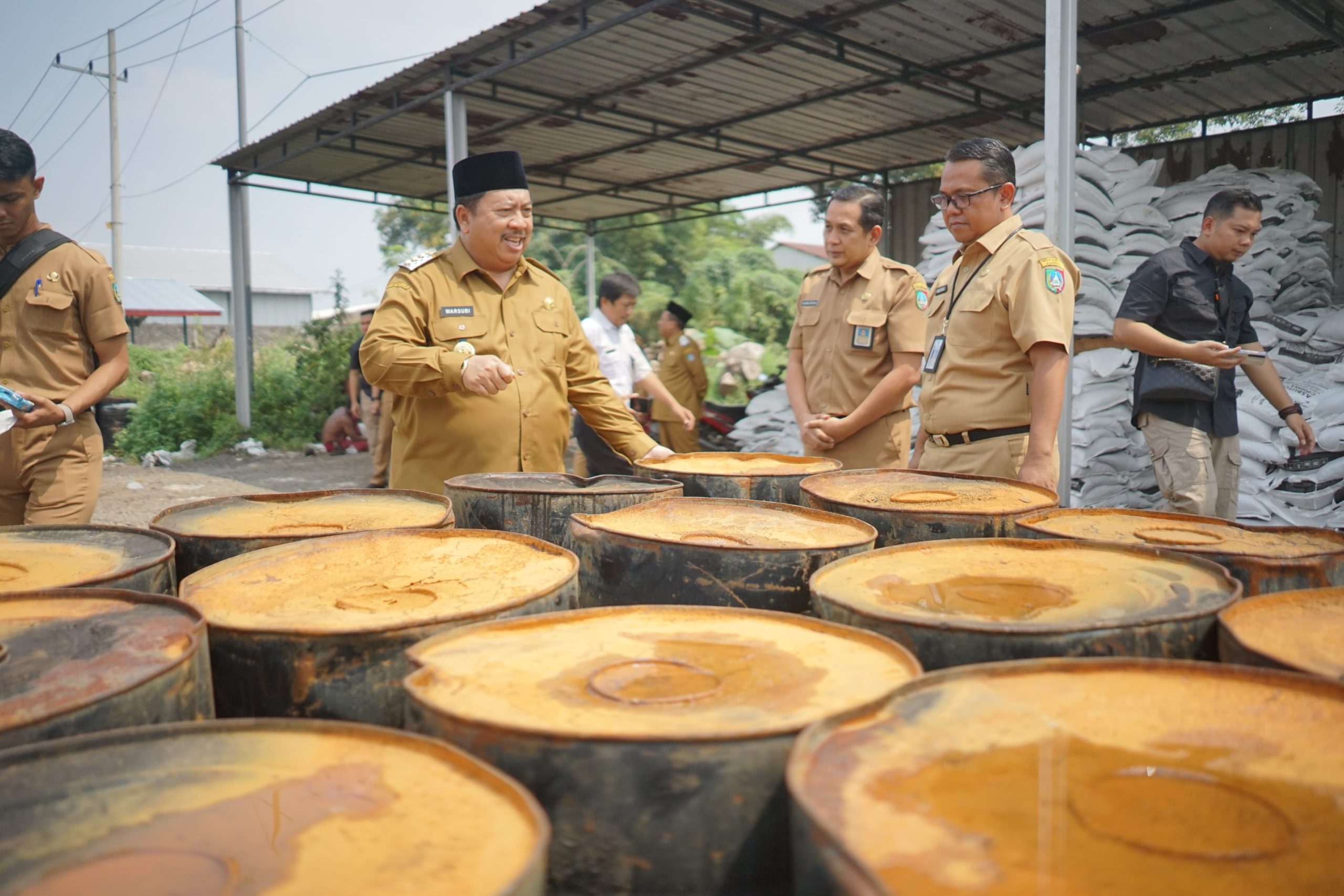 Bupati Jombang Warsubi saat mengunjungi Dinas PUPR Jombang.