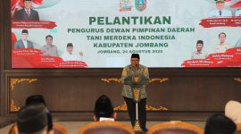 Bupati Jombang Warsubi Lantik Pengurus DPD Tani Merdeka Indonesia di Pendopo Jombang.