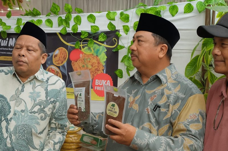 Bupati Jombang Warsubi dan Wakil Bupati Gus Salmanudin menghadri acara Gebyar Getuk Emas di Sumobito.