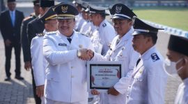 Bupati Jombang Warsubi memberikan penghargaan kepada kepala desa dalam Upacara HUT ke-80 RI di Alun Alun Jombang.