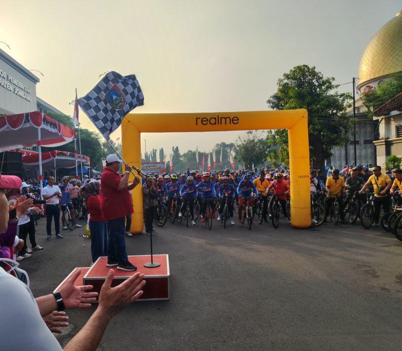 Bupati Jombang Warsubi membuka acara Gowes HUT ke-80 RI berhadiah umrah.