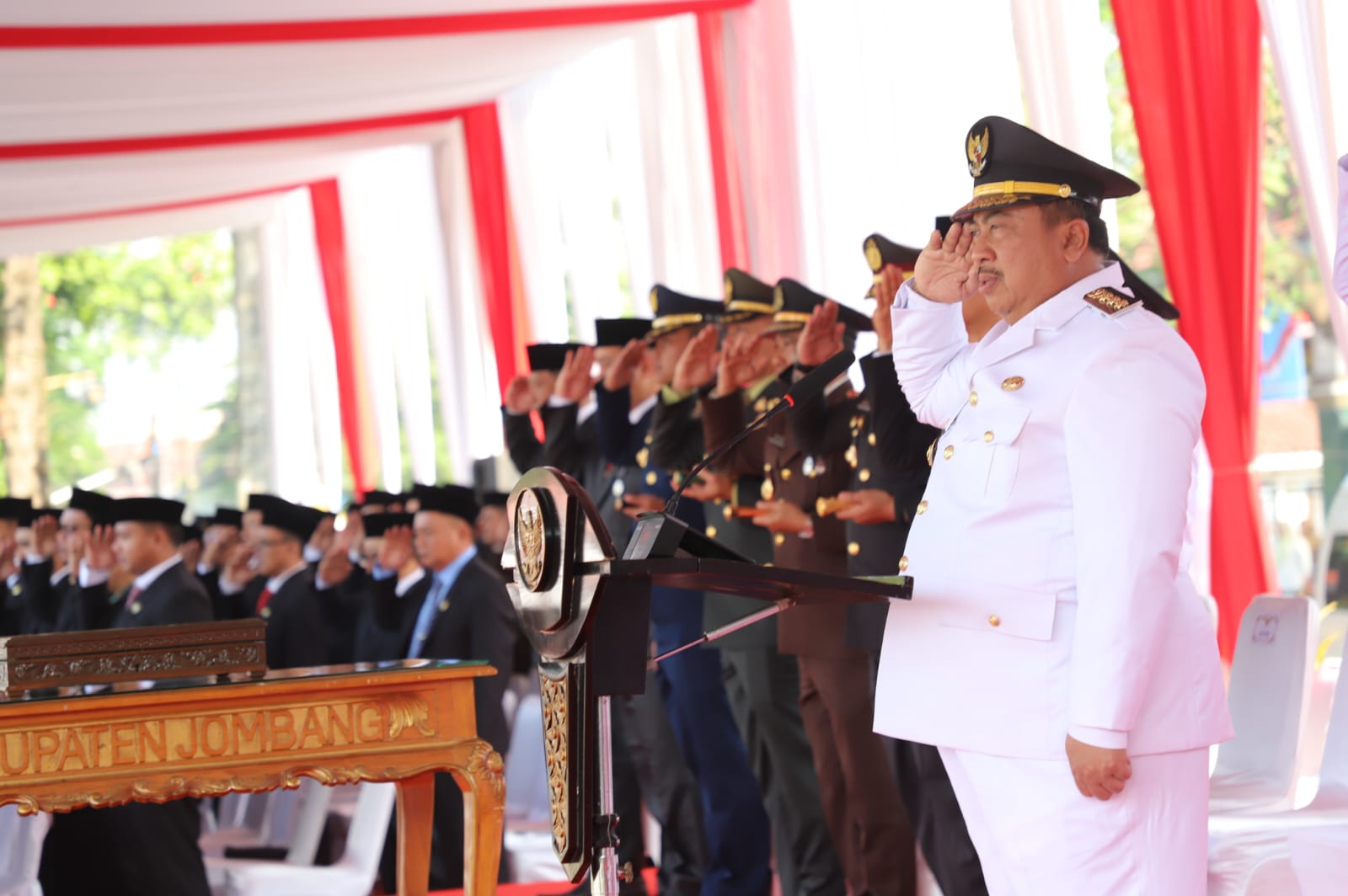 Bupati Jombang Warsubi sebagai Inspektur Upacara HUT ke 80 RI di Jombang