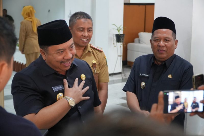 Bupati Warsubi usai Rapat Paripurna di DPRD Jombang.