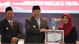 Bupati Jombang beri penghargaan ASN dalam peringatan HUT RI Ke-80.