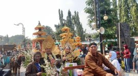 Bupati Jombang dan Istrinya mengenakan baju adat Jawa Fantasia dalam acara Karnaval Mobil Hias Hasil Bumi 2025. (Foto: Apriani Alva)