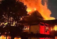 Gedung DPRD Solo terbakar dalam aksi demo 29 Agustus 2025.