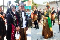 Kepala Desa Karangdangan, Tambit bersam istri dan diiringi 7 bidadari pembawa air suci untuk Ritual Piuning Sapta Tirta. (Foto: Apriani Alva)