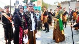 Kepala Desa Karangdangan, Tambit bersam istri dan diiringi 7 bidadari pembawa air suci untuk Ritual Piuning Sapta Tirta. (Foto: Apriani Alva)