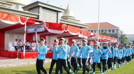 KONI Jombang tampil dalam Defile PORKAB Jombang 2025.