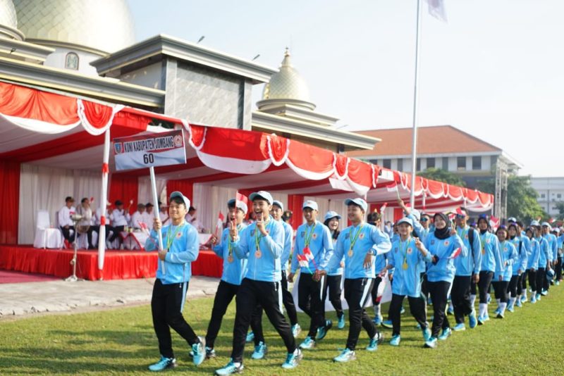 KONI Jombang tampil dalam Defile PORKAB Jombang 2025.