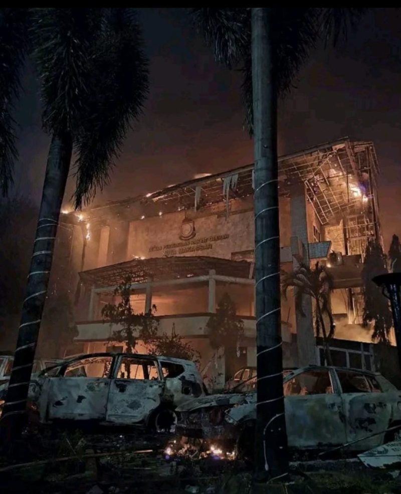 Kantor DPRD Makassar dibakar massa.