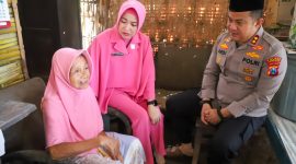 Kapolres Jombang AKBP Ardi Kurniawan, bersama Ketua Bhayangkari Cabang Jombang Ny. Olivia Ardi melakukan anjangsana.