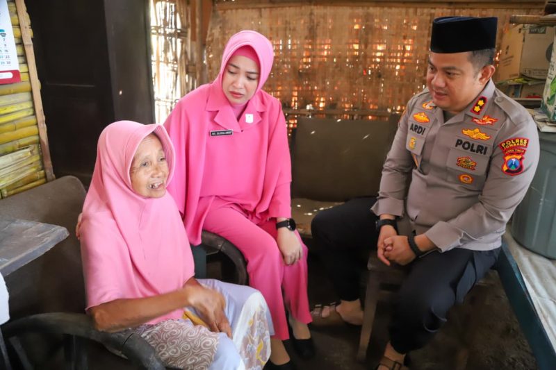 Kapolres Jombang AKBP Ardi Kurniawan, bersama Ketua Bhayangkari Cabang Jombang Ny. Olivia Ardi melakukan anjangsana.