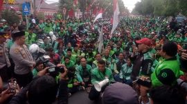 Kapolres Jombang, AKBP Ardi Kurniawan, menemui Komunitas Koordinasi Ojol Jombang di depan Mapolres. (Foto: Nury)