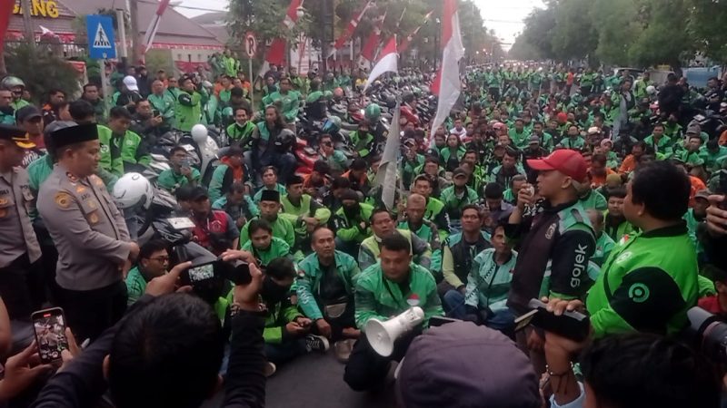 Kapolres Jombang, AKBP Ardi Kurniawan, menemui Komunitas Koordinasi Ojol Jombang di depan Mapolres. (Foto: Nury)