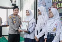 Kapolres Jombang AKBP Ardi Kurniawan saat memberikan beasiswa berprestasi untuk putra-putri Pegawai Negeri Pada Polri.