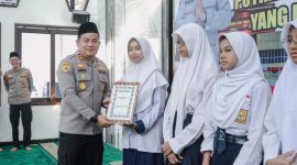 Kapolres Jombang AKBP Ardi Kurniawan saat memberikan beasiswa berprestasi untuk putra-putri Pegawai Negeri Pada Polri.