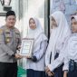 Kapolres Jombang AKBP Ardi Kurniawan saat memberikan beasiswa berprestasi untuk putra-putri Pegawai Negeri Pada Polri.
