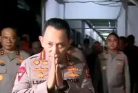 Kapolri Jenderal Listyo Sigit Prabowo meminta maaf saat mengunjungi jenazah driver ojol korban mobil rantis Brimob di RSCM.