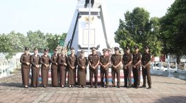 Kejari Jombang saat ziarah di TMP memperingati Hari Lahir Kejaksaan RI ke-80.