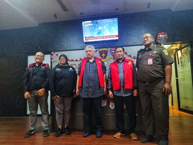 Kejati Jatim menahan 2 tersangka kasus dugaan tindak pidana korupsi dana hibah pengadaan barang dan jasa Dindik Jatim tahun 2017.