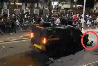 Kendaraan taktis (rantis) Brigade Mobil (Brimob) Polri terlihat melindas pengemudi ojek online saat aksi demo buruh 28 Agustus 2025.