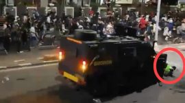 Kendaraan taktis (rantis) Brigade Mobil (Brimob) Polri terlihat melindas pengemudi ojek online saat aksi demo buruh 28 Agustus 2025.