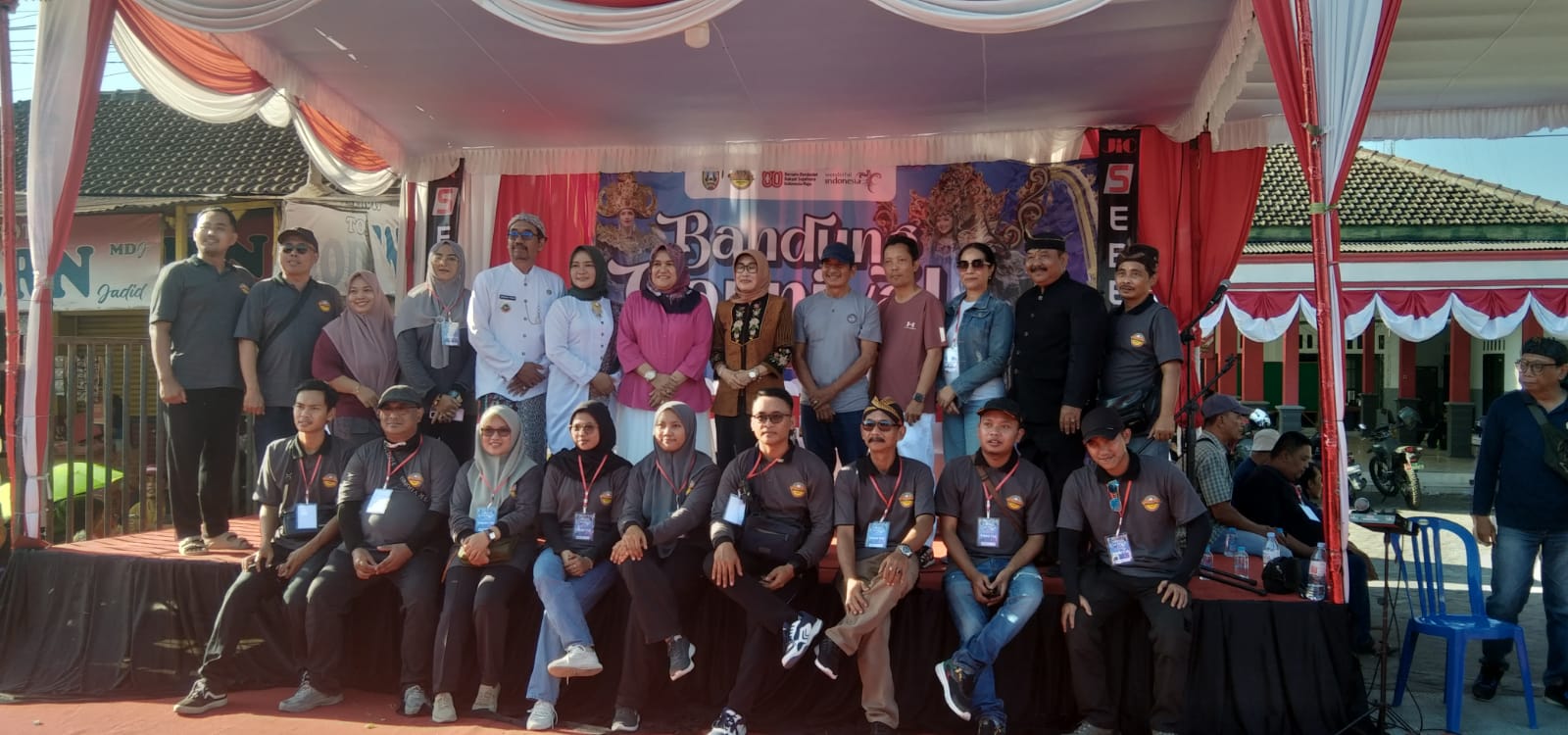 Kepala Desa Bandung Anang Fauzi beserta panitia Bandung Carnival Season 3