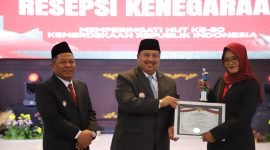 Kurnia Putri Utomo, ASN Dikominfo Jombang saat menerima penghargaan ASN Berprestasi dari Bupati Warsubi.