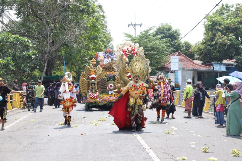 Pemkab Jombang meriahkan HUT RI ke-80 dengan mengadakan Karnaval Mobil Hias Hasil Bumi 2025.