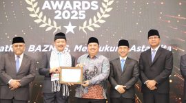 Piagam Penghargaan pada acara BAZNAS AWARDS 2025 diterima Bupati Jombang Warsubi sebagai Kepala Daerah Pendukung Gerakan Zakat Indonesia.