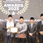 Piagam Penghargaan pada acara BAZNAS AWARDS 2025 diterima Bupati Jombang Warsubi sebagai Kepala Daerah Pendukung Gerakan Zakat Indonesia.
