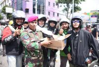 Prajurit TNI tengah membagikan air minum di Mako Brimob, Kwitang, Jakarta Pusat.