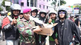 Prajurit TNI tengah membagikan air minum di Mako Brimob, Kwitang, Jakarta Pusat.