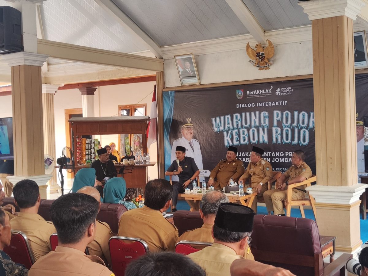 Warung Pojok Kebonrojo di Balai Desa Tanjungwadung, Kecamatan Kabuh.