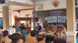 Warung Pojok Kebonrojo di Balai Desa Tanjungwadung, Kecamatan Kabuh.
