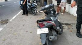 Sepeda motor korban meninggal sebelum dievakuasi petugas dari TKP, Jalan Raya Desa Karangpakis, Kecamatan Kabuh, Kabupaten Jombang 