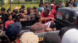 Petugas saat mengevakuasi jenazah korban dari TKP, di Desa Mayangan, Kecamatan Jogoroto, Kabupaten Jombang.