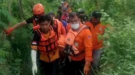 Petugas sedang mengevakuasi jasad korban yang sebelumnya tenggelam dan dilakukan pencarian selama 2 hari di sungai Brantas, Desa Tapen, Kecamatan Kudu, Kabupaten Jombang.