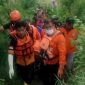 Petugas sedang mengevakuasi jasad korban yang sebelumnya tenggelam dan dilakukan pencarian selama 2 hari di sungai Brantas, Desa Tapen, Kecamatan Kudu, Kabupaten Jombang.