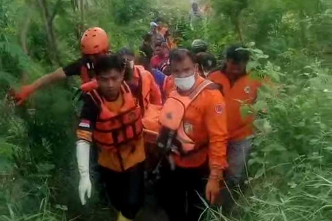 Petugas sedang mengevakuasi jasad korban yang sebelumnya tenggelam dan dilakukan pencarian selama 2 hari di sungai Brantas, Desa Tapen, Kecamatan Kudu, Kabupaten Jombang.